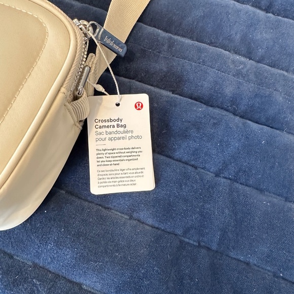 Lululemon Crossbody Camera Bag 2L Off White Measures 8.1x2.6x4.9 inches - Picture 2 of 4